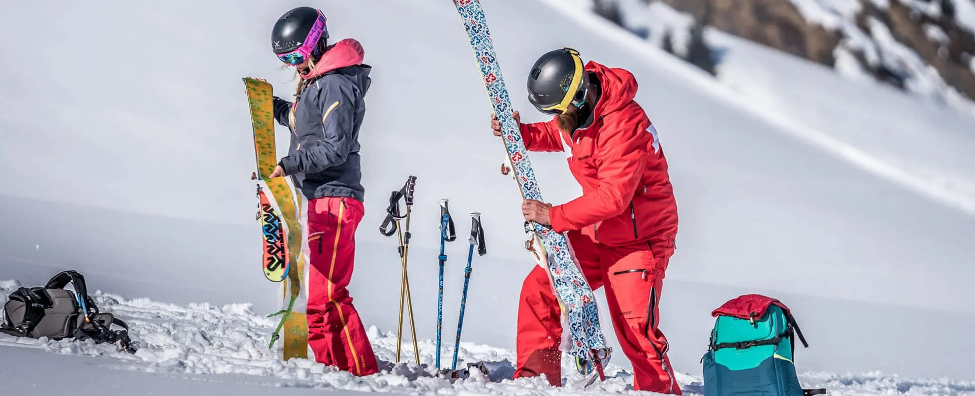 Zwei Skifahrer bereiten sich im Schnee auf den Start vor