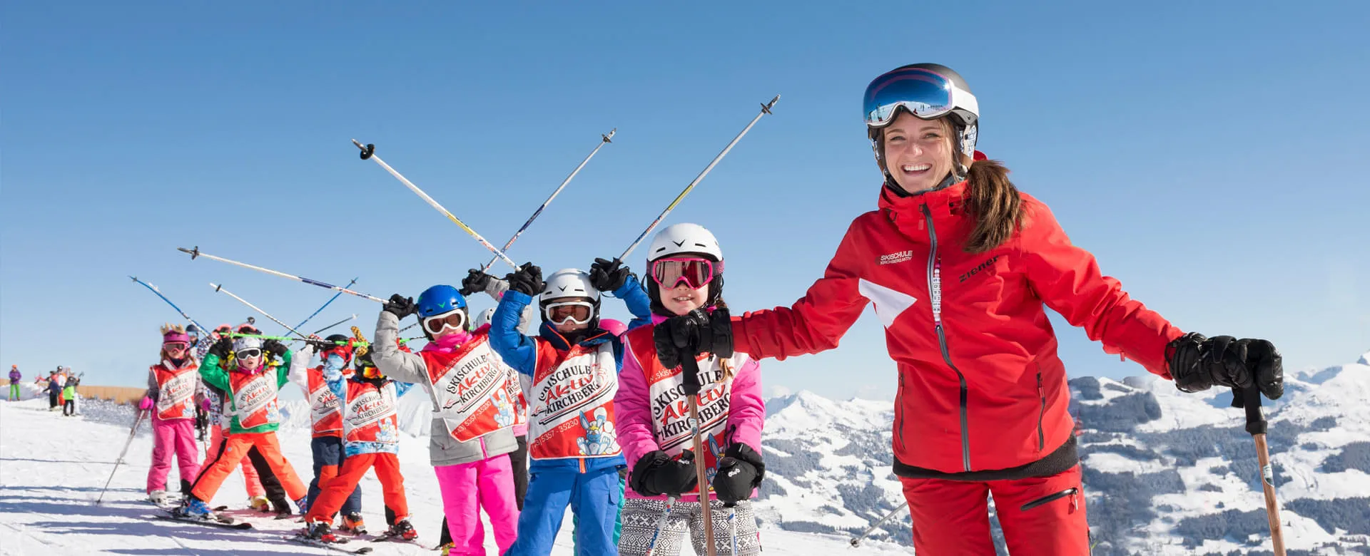 Skikurs in Kirchberg mit fröhlichen Kindern und Instruktorin