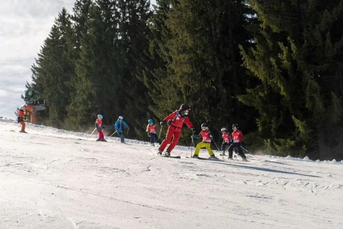 Kinder lernen Skifahren mit Instructors in Kirchberg
