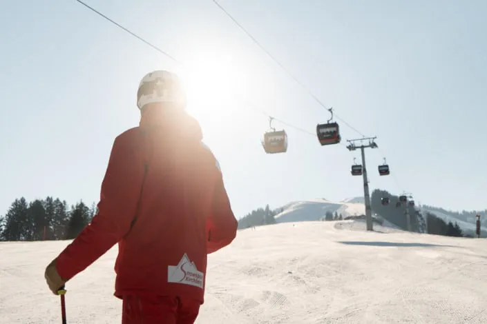 Skifahrer blickt auf Sessellifte in Kirchberg.